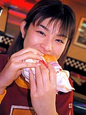 Minori Aoi eats a cheeseburger